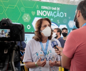 Reitora Márcia Abrahão durante entrevista à UnBTV na 4ª edição da Campus Party Brasília. Foto: Beto Monteiro/Ascom UnB. 26/03/2022
